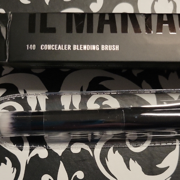 IL MAKIAGE Other - NIB IL MAKIAGE Concealer Blending Brush - Black